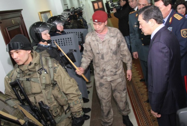 Checking on armament of Kazakhstan Interior Ministry. ©Tengrinews.kz