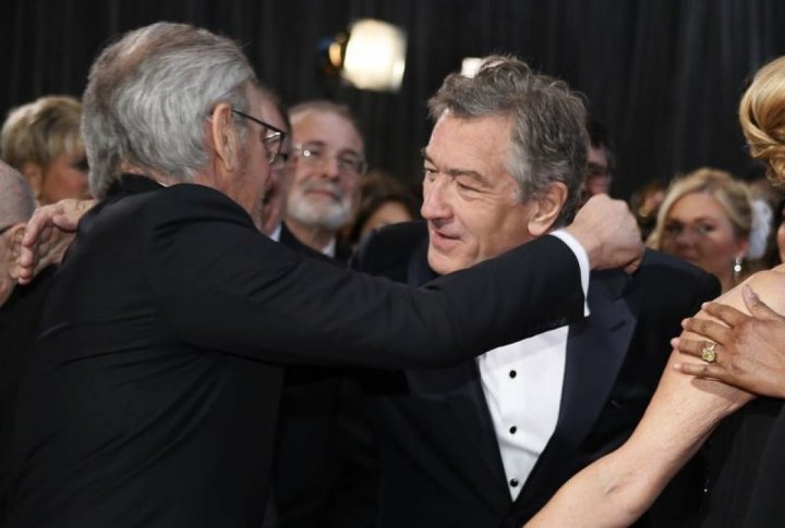 Director Steven Spielberg (L) hugs Robert De Niro. ©REUTERS