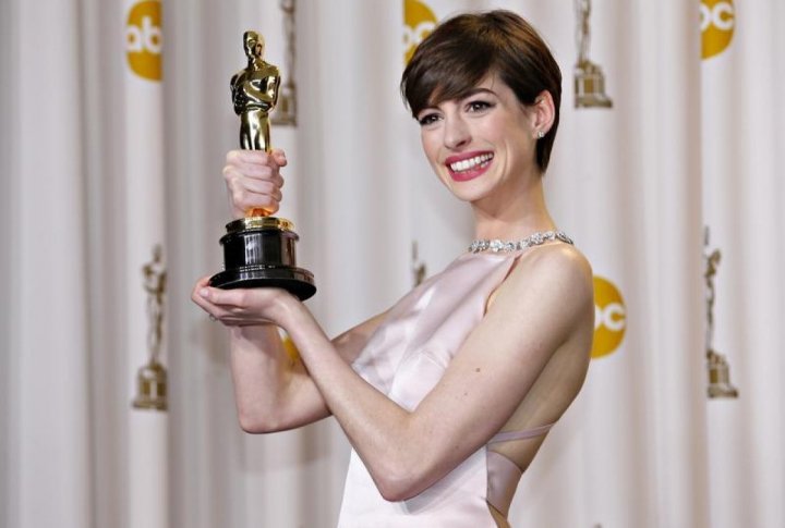 Anne Hathaway holds her award for supporting actrress for "Les Miserables". ©REUTERS