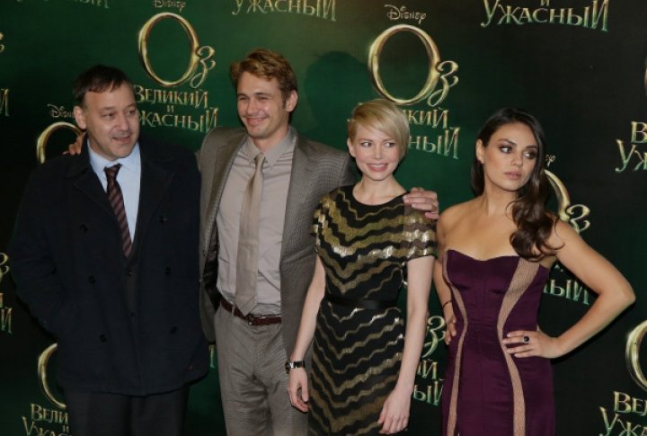Director Sam Raimi and actors James France, Michelle Williams and Mila Kunis (L to R) prior to the beginning of the premiere of Oz: The Great and Powerful. ©RIA Novosti