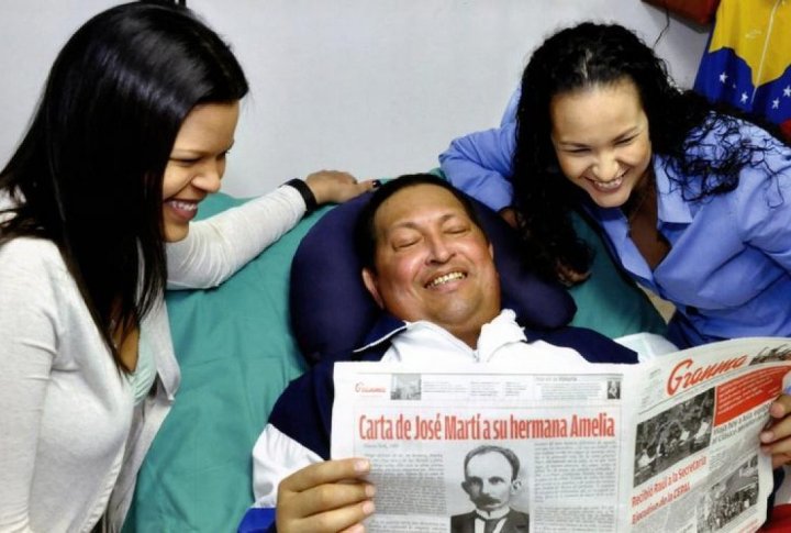 Venezuelan President Hugo Chavez smiles in between his daughters, Rosa Virginia (R) and Maria while recovering from cancer surgery in Havana. ©REUTERS/Ministry of Information/Handout