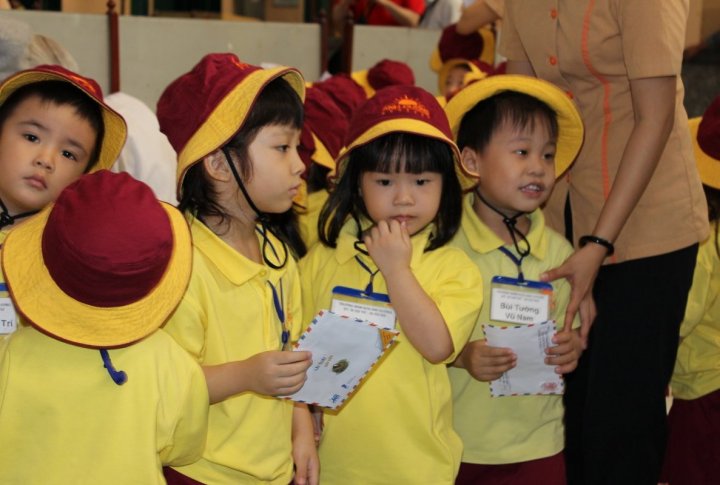 Tourist children in the main post office in Ho Chi Minh City. Photo by Roza Yessenkulova©