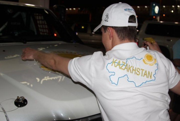 Having passed the administrative control, the crews washed their cars and starting sticking the logos of partners, sponsors and start numbers. Tengrinews.kz©