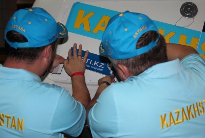 Having passed the administrative control, the crews washed their cars and starting sticking the logos of partners, sponsors and start numbers. Tengrinews.kz©