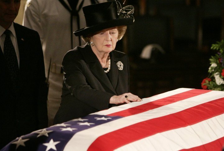 Former British Prime Minister Margaret Thatcher pay her respects as the casket of former U.S. President Ronald Reagan lies in state in the rotunda of the United States Capitol in Washington, June 9, 2004.  ©REUTERS
