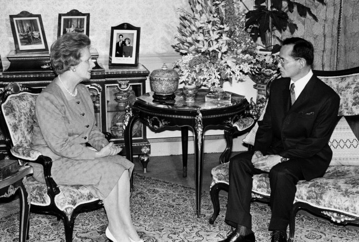 Thai King Bhumibol Adulyadej, the world's longest-reigning monarch, is visited by Britian's Prime Minister Margaret Thatcher (L) at Chitralada Palace in Bangkok August 8, 1988. ©REUTERS