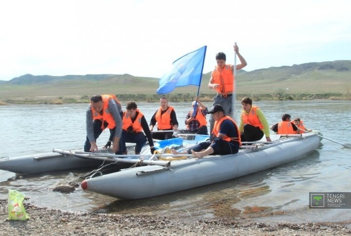 Water sportsmen waited for arrival of participants of Ile-Balkhash regatta on the shore of the Ili River. Photo by Ruslan Matrenin©