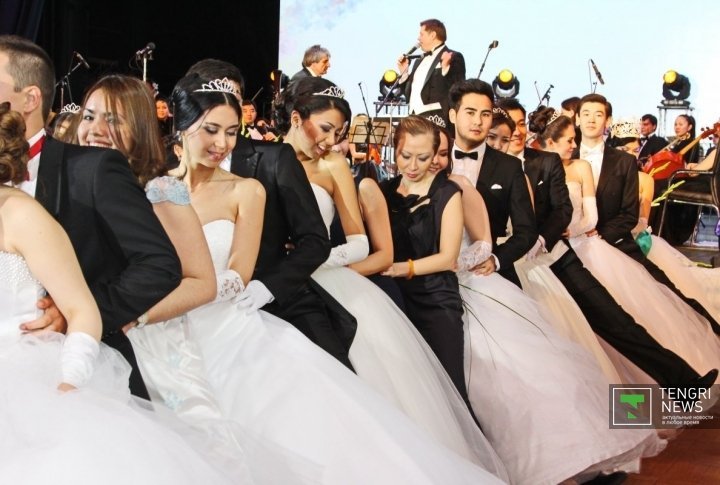 Famous dance Letkajenkka performed by the ball's debutants and guests. Photo by Aizhan Tugelbayeva©