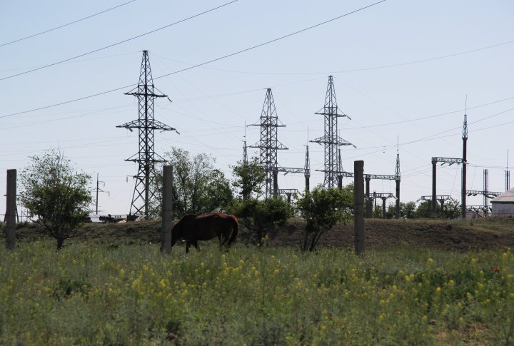 Electric power line next to Otar power plant. Photo by Dmitry Khegai©