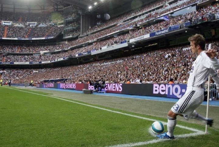 Real Madrid's David Beckham prepares for a corner shot against Atletico Madrid. ©REUTERS/Felix Ordonez