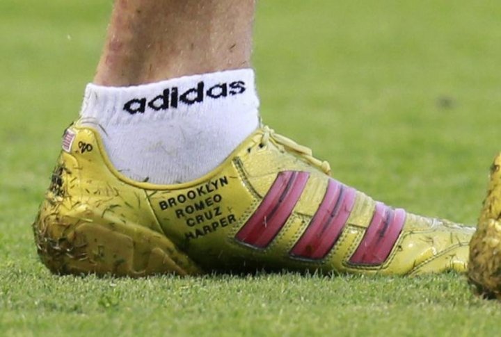 Los Angeles Galaxy's David Beckham of Britain displays the names of his four children on his boot during their MLS soccer match against the San Jose Earthquakes. ©REUTERS/Lucy Nicholson