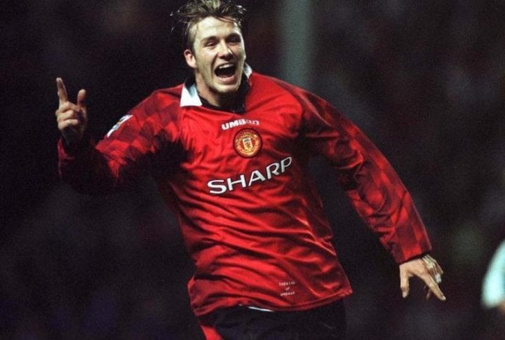 Manchester United midfielder David Beckham celebrates after scoring their third goal at Ewood Park against Blackburn Rovers in 1998. ©REUTERS