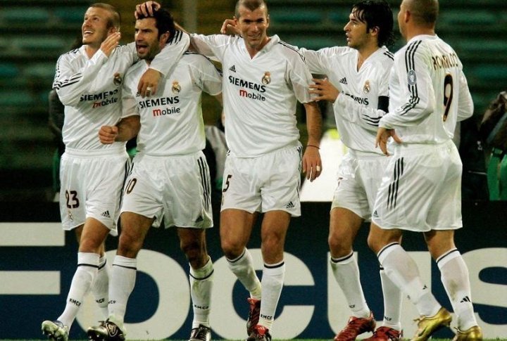 Real Madrid's Luis Figo (2L) is congratulated by team mates (L-R) David Beckham, Zinedine Zidane, Raul and Ronaldo after scoring a penalty against AS Roma. ©REUTERS/Dylan Martinez