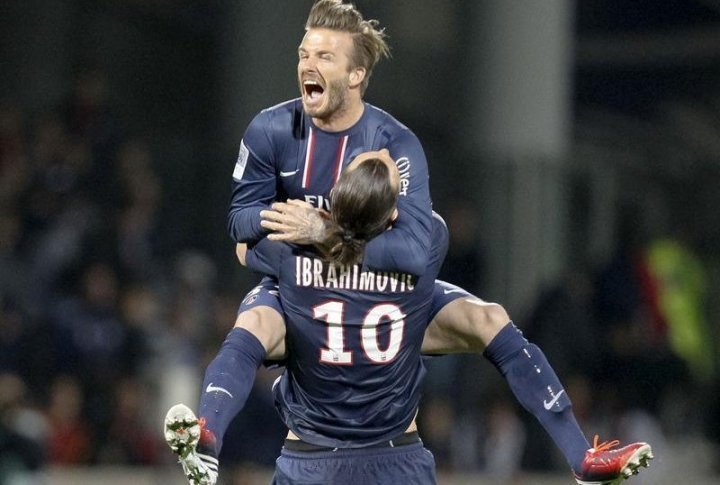 Paris Saint-Germain's Zlatan Ibrahimovic and David Beckham celebrate at the end of their team's French Ligue 1 soccer match against Olympique Lyon. ©REUTERS/Robert Pratta