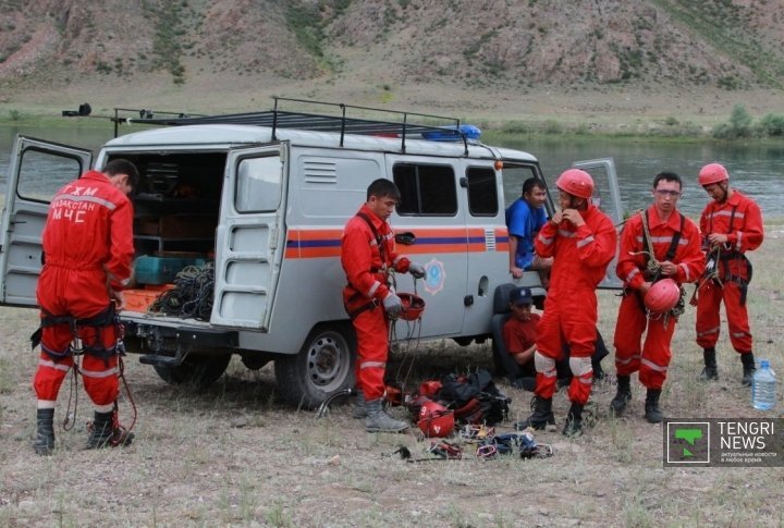 Rescue team preparing for the race. Photo by Vladimir Prokopenko©