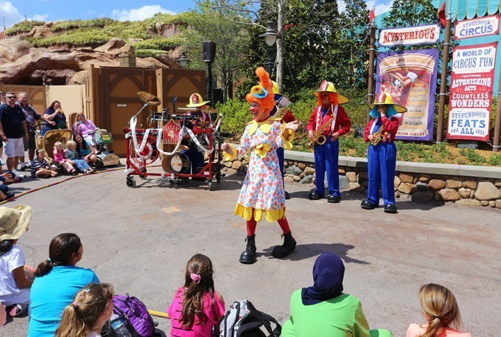 Clowns performing. Photo by Yaroslav Radlvoskiy©