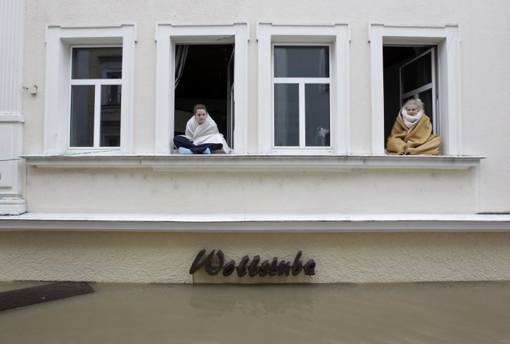 People sit in the upstairs windows of their flooded house in the centre of the Bavarian town of Passau. ©REUTERS