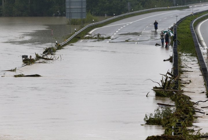 People look at the flooded A8 highway, which stretches from Munich to Salzburg, near Grabenstaett. ©REUTERS
