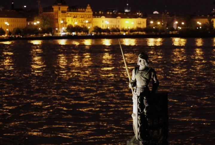 The flooded Vltava river is seen behind the statue of Czech legendary knight Bruncvik in Prague. ©REUTERS