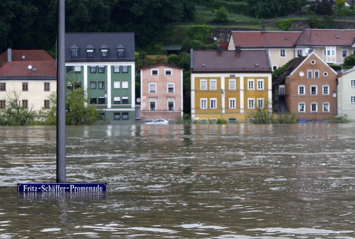 A street sign is partially submerged in the flooded centre of the Bavarian town of Passau. ©REUTERS
