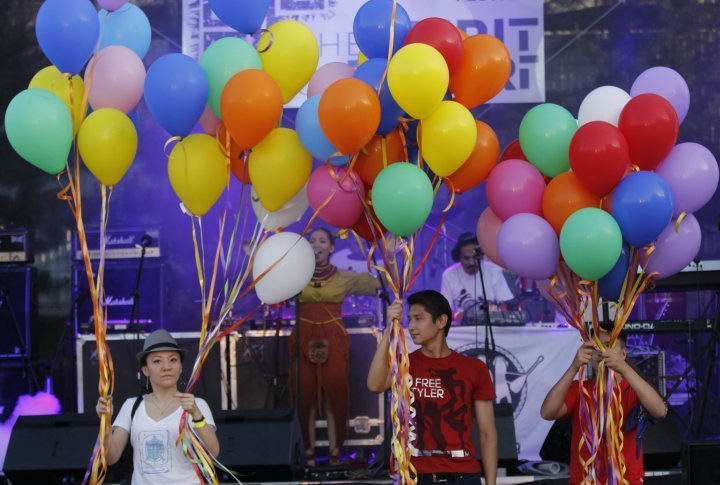 The bright performance of Gulzada was accompanied by bright-colored balloons. Photo by Dmirtiy Khegai© 