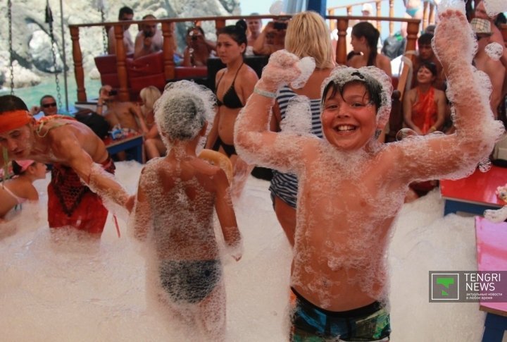 The foam party is part of the yacht tour. Photo by Vladimir Prokopenko©