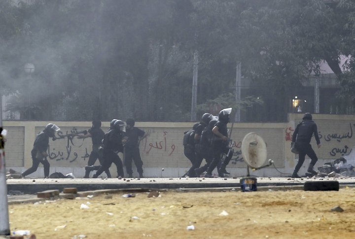 Riot police officers run during clashes with members of the Muslim Brotherhood and supporters of deposed Egyptian President Mohamed Mursi. ©REUTERS