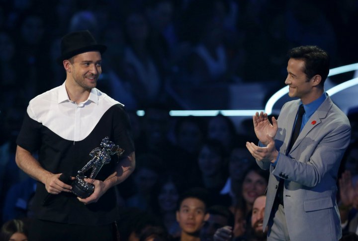 Justin Timberlake takes the award from Joseph Gordon-Levitt. ©REUTERS