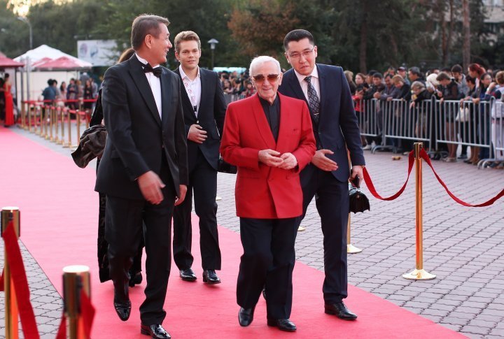 Charles Aznavour (C) accompanied by Yermek Amanshayev (L). ©Yaroslav Radlovskiy