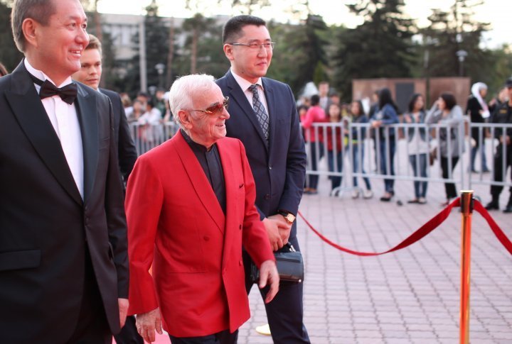 Charles Aznavour (C) and Yermek Amanshayev (L). ©Yaroslav Radlovskiy