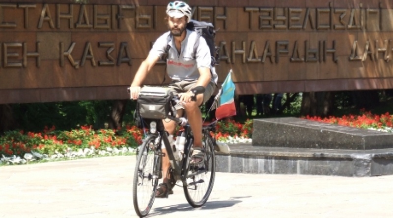 French cyclist met with journalists in 28 Panfilov Park. ©Roza Yessenkulova