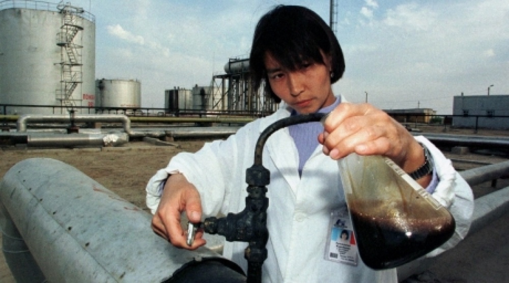 Kazakh oilman sampling oil. ©REUTERS