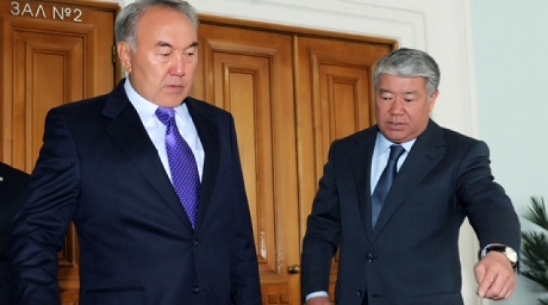 Kazakhstan’s President Nursultan Nazarbayev meeting Almaty mayor Akhmetzhan Yessimov. © Bolat Otarbayev 