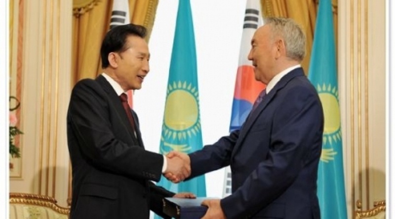 President of South Korea Lee Myung-bak (L) and President of Kazakhstan Nursultan Nazarbayev (R)