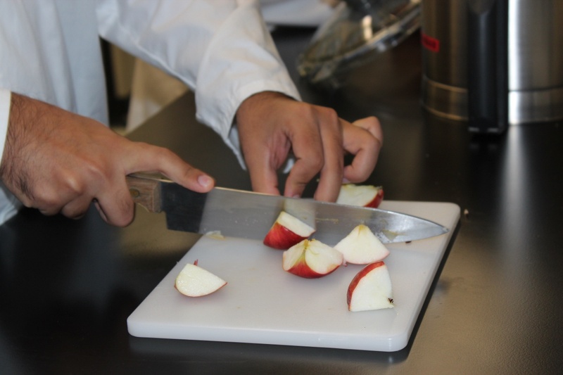 Students take training on methods for testing pesticide contamination in fresh fruits