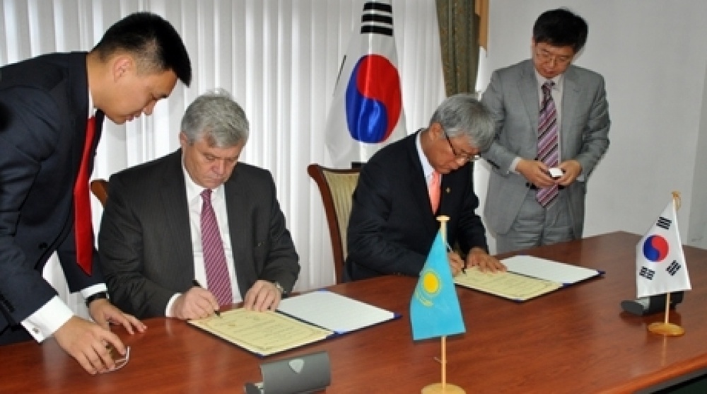 Minister on Emergency Situations Prevention Vladimir Bozhko and the Head of the South Korean National Agency Ki-Kwan Li signing the memorandum of understanding. Photo courtesy of the Ministry of Emerg