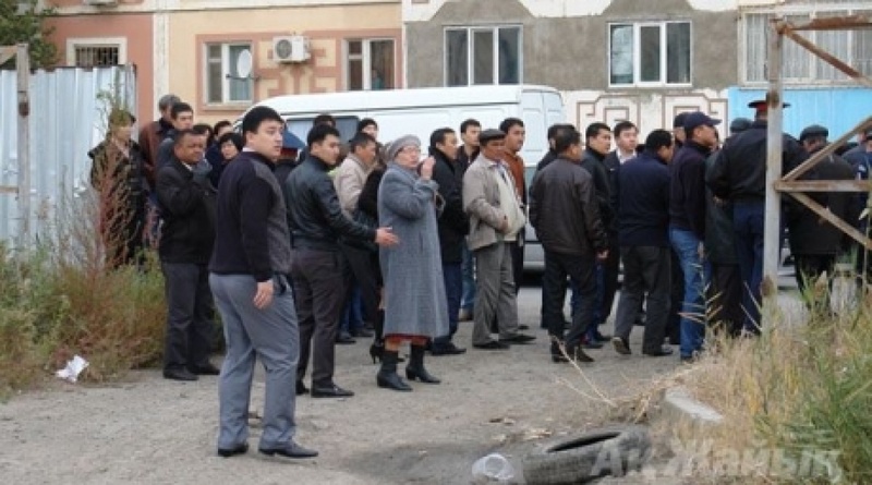 Atyrau residents at the explosion area. Photo courtesy of azh.kz