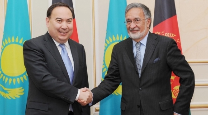 Kazakhstan Foreign Minister Yerzhan Kazykhanov (L) and Afghanistan Minister of Foreign Affairs Zalman Rasoul (R)