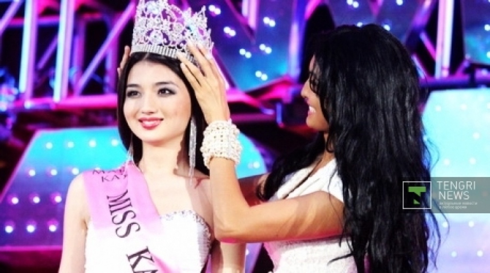 Zhanna Zhumaliyeva giving the crown to new Miss Kazakhstan. Photo by Aizhan Tugelbayeva©