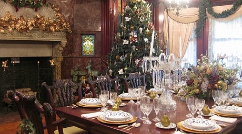 A table setting for New year party. Photo courtesy of original-home.ru