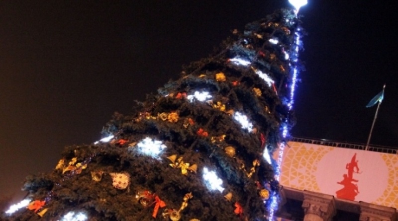 New Year tree at Astana square in Almaty. Photo by Yaroslav Radlovskiy©