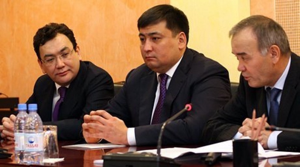 Zhanat Tussupbekov (C) was appointed Director General of Rompetrol Group. Photo courtesy of kmg.kz