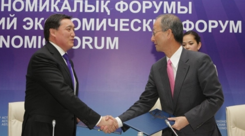 The memorandum of cooperation was signed by the president of Kazakhstan Temir Zholy Askar Mamin (L) and the head of Toyota Tsusho Corporation Jun Karube (R). Photo courtesy of press-service of Kazakhs