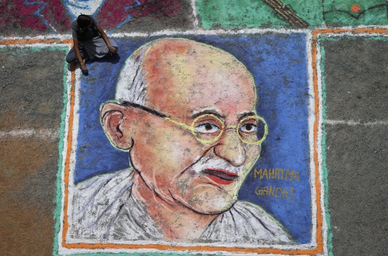 A painting of Mahatma Gandhi as part of Independence Day celebrations. ©REUTERS/Babu Babu