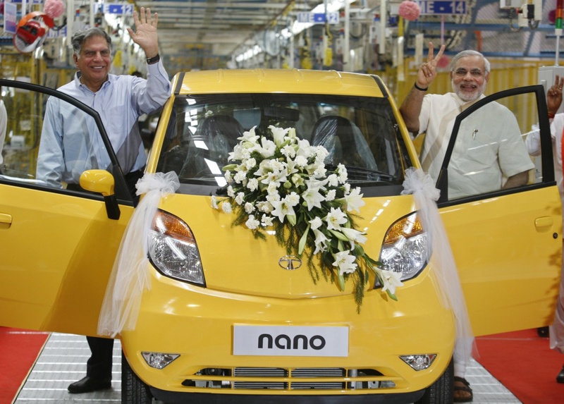 Ratan Tata (L), chairman of the Tata Group, and Gujarat's chief minister Narendra Modi. ©REUTERS/Amit Dave 