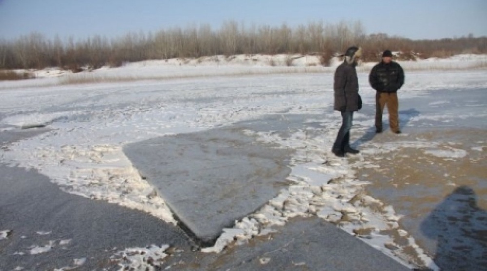 Strange ice-holes at the Ural River. Photo courtesy of uralskweek.kz