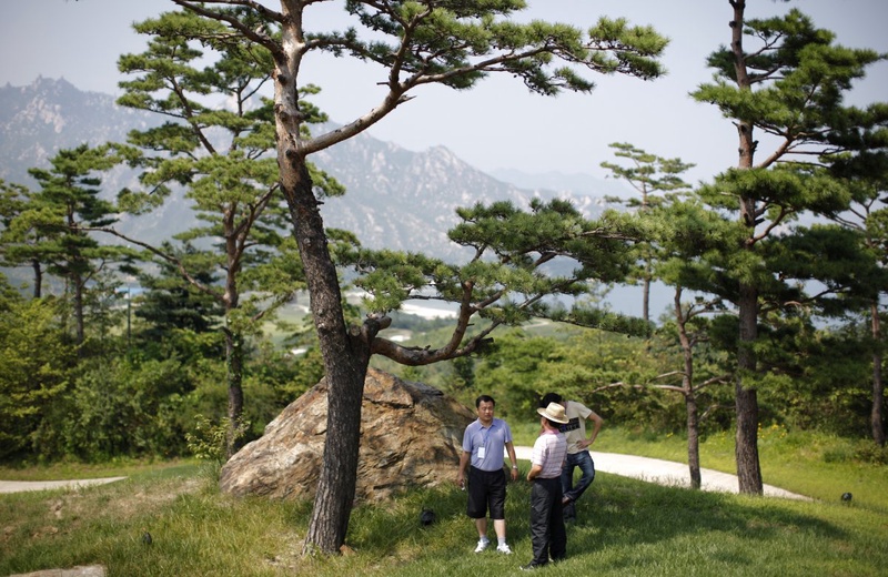 Tourism delegation stand around a closed golf course at Mount Kumgang resort. ©REUTERS/Carlos Barria