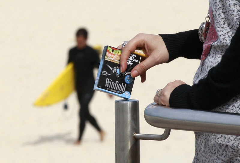 A woman holds a packet Winfield cigarettes. ©REUTERS/Daniel Munoz