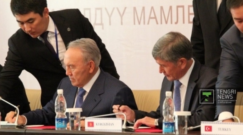 Presidents sign Bishkek declaration. Photo by Dmitriy Khegai©