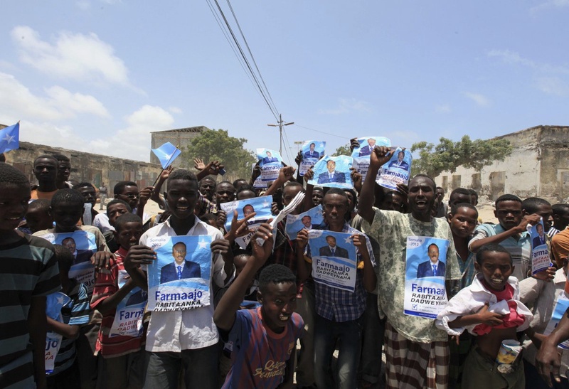 People hold campaign posters of former Somali Prime Minister. ©REUTERS/Feisal Omar 